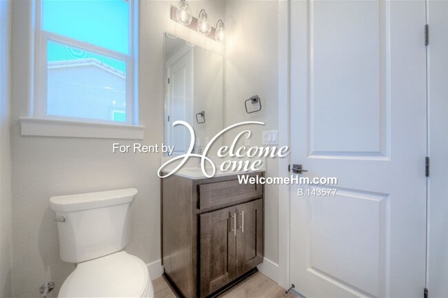 Building Photo - 262 Commodore Dr