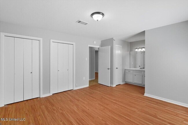 Building Photo - 23 Fox Glen Cir