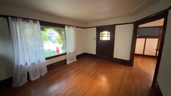 Building Photo - EPIC REA: Beautiful 2 Bed/2 Bath In the Heart of West Berkeley’s Poet’s Corner.