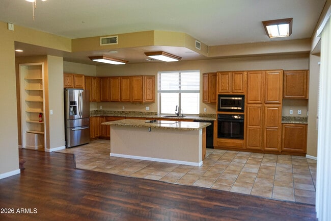 Building Photo - 541 N Danielson Way
