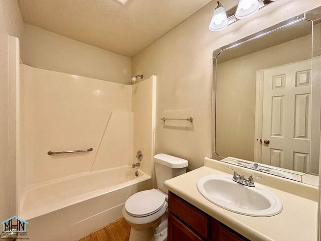 Building Photo - Cute & Cozy Duplex Nestled in a Prime Loca...