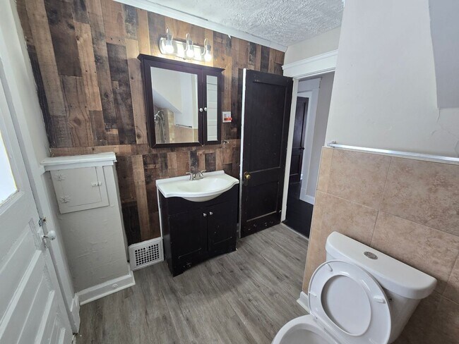 Building Photo - SECTION 8 and EDEN Accepted! Newly Renovated 3BR Home Now Available in Cleveland!!