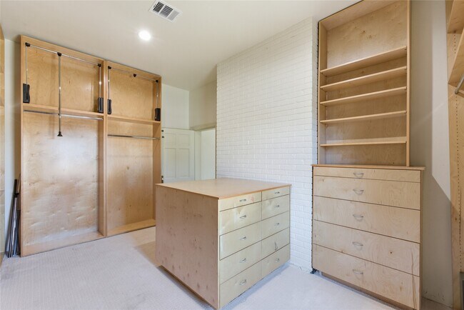 Building Photo - 6666 Fairfield St