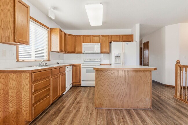 Building Photo - Great Ranch in the heart of Loveland!