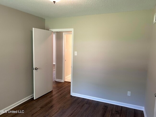 Building Photo - 2955 Normandy Dr