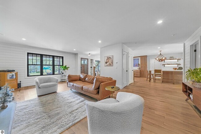 Building Photo - 7320 Peninsula Dr