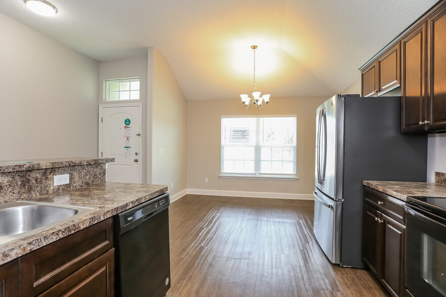 Building Photo - 45089 Weaver Cir