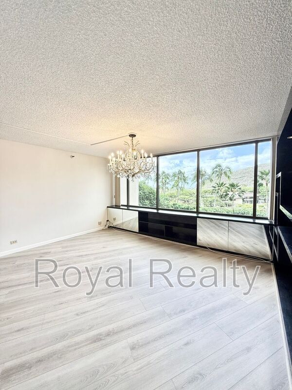 Building Photo - 555 Hahaione St