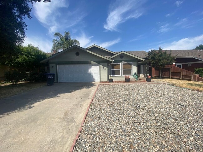 Building Photo - 3 Bedroom 2 Bathroom Golden West school di...