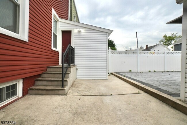 Building Photo - 38 Gates Ave