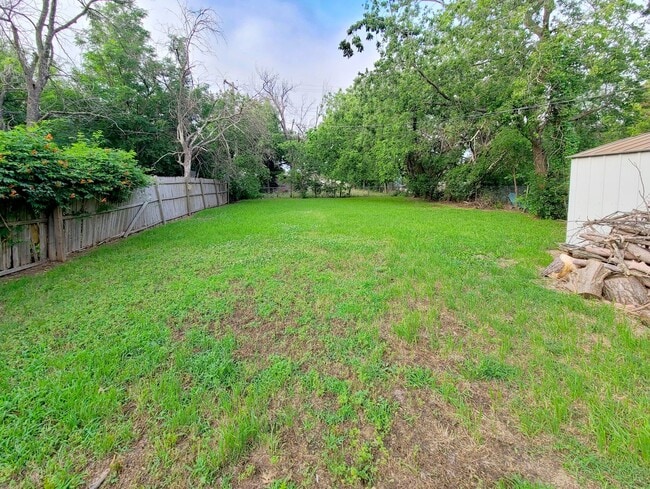 Building Photo - Large Military Park Home