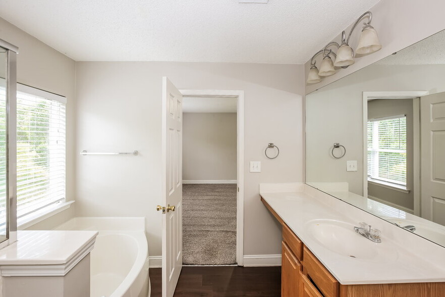 Building Photo - 12615 Cumberland Cove Dr