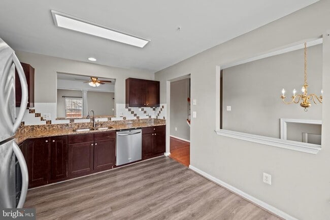 Building Photo - 8833 Hawthorne Ct