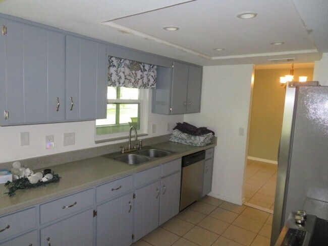 Building Photo - 839 Rosemere Cir