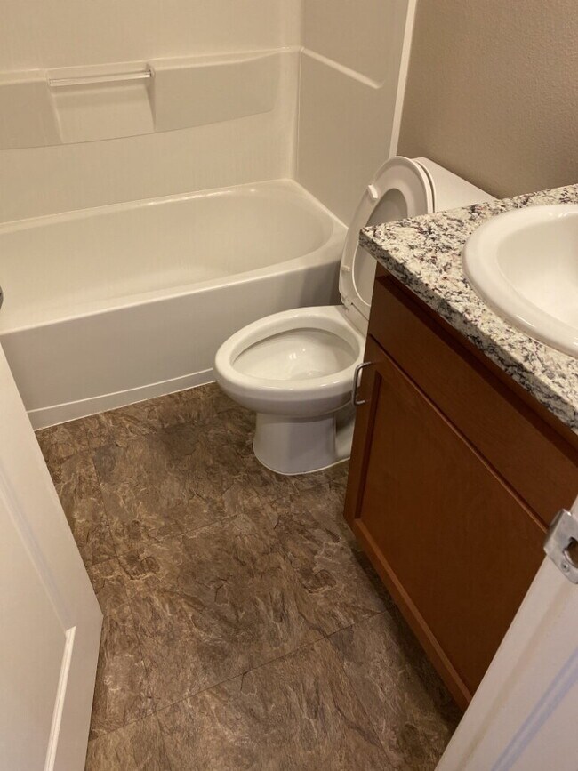Building Photo - 2BR/2.5BA Condo in Englewood