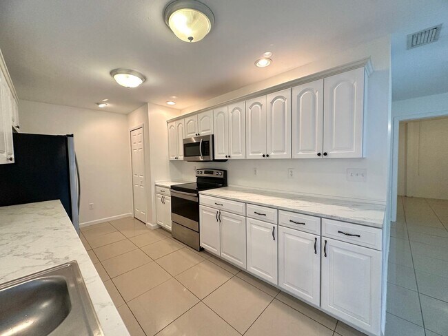Building Photo - Charming 3 Bed, 2 Bath Pool Home in SE Cap...