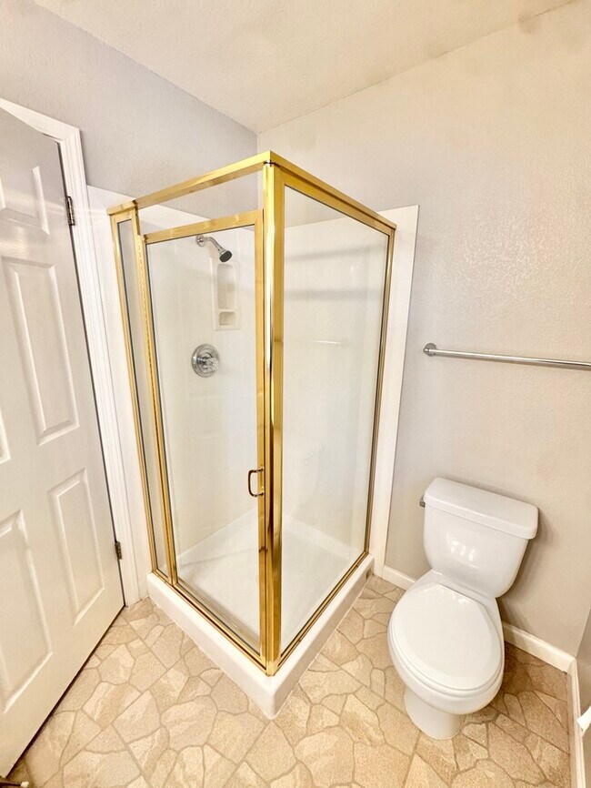 Building Photo - Beautiful 4 bedroom 3 bath home in the Hillsborough community!