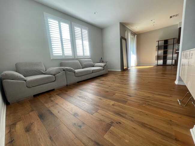 Building Photo - 812 S Gladys Ave