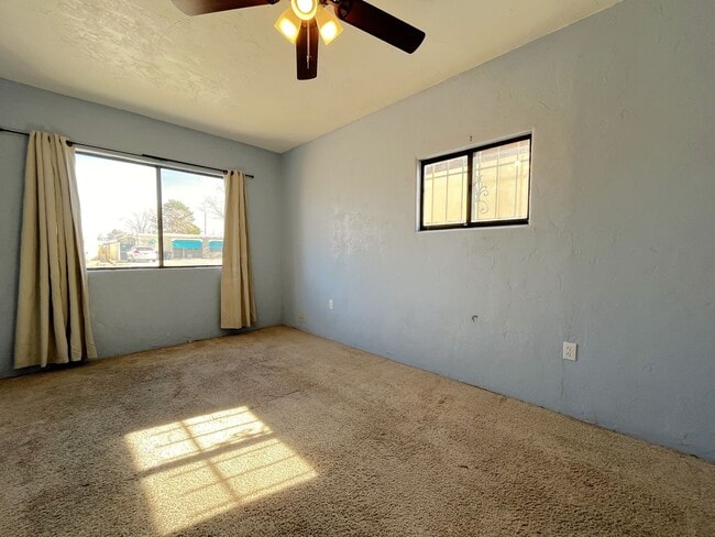 Building Photo - Splendid 4 Bedroom, 2 Bath Home Near Kirtland AFB! Available Now!