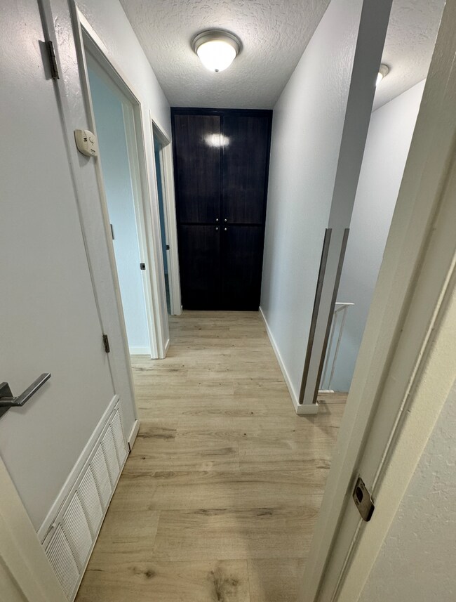 Building Photo - Updated and Spacious Condo near Shopping a...