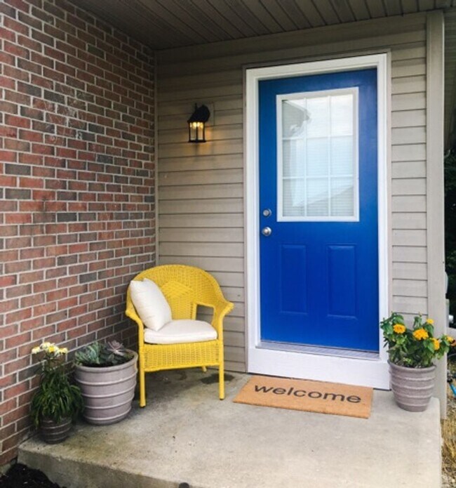 Building Photo - Great corporate furnished rental- close to everything.