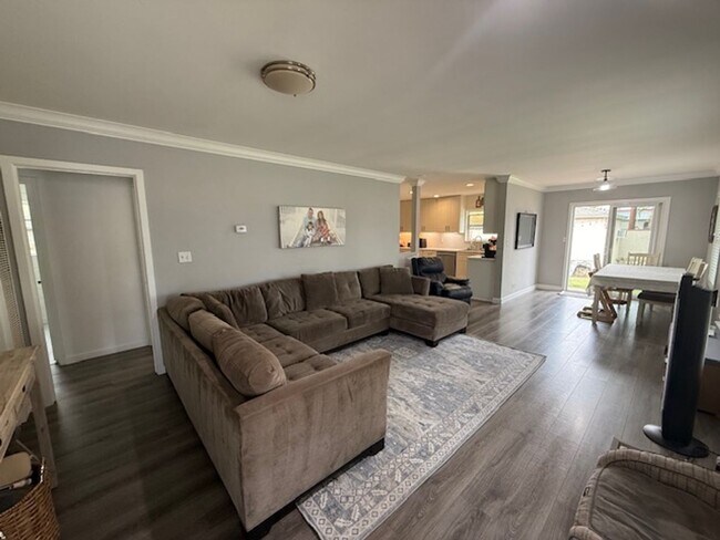 Building Photo - SPACIOUS 3 BEDROOM / 1.5 BATH HOME IN LOS ...
