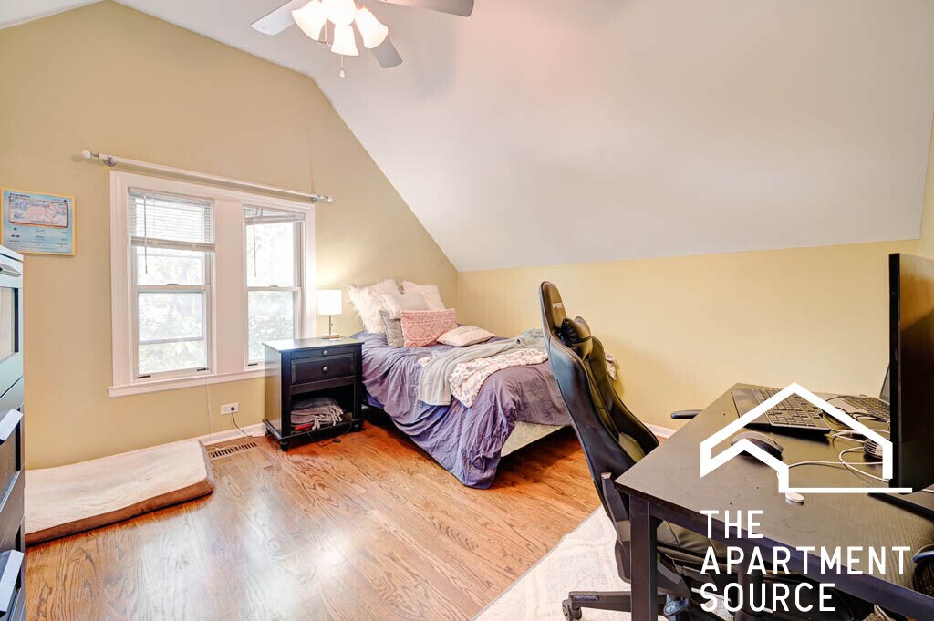 Building Photo - 1341 W Fletcher St