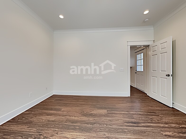 Building Photo - 305 Peters Creek Dr