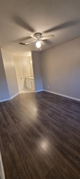 Building Photo - 730 Memorial Mews St