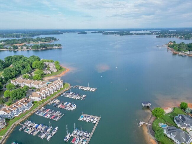 Building Photo - 3BR Townhome - Lake Living in Vineyard Point with Boat Slip Access Near Lake Norman
