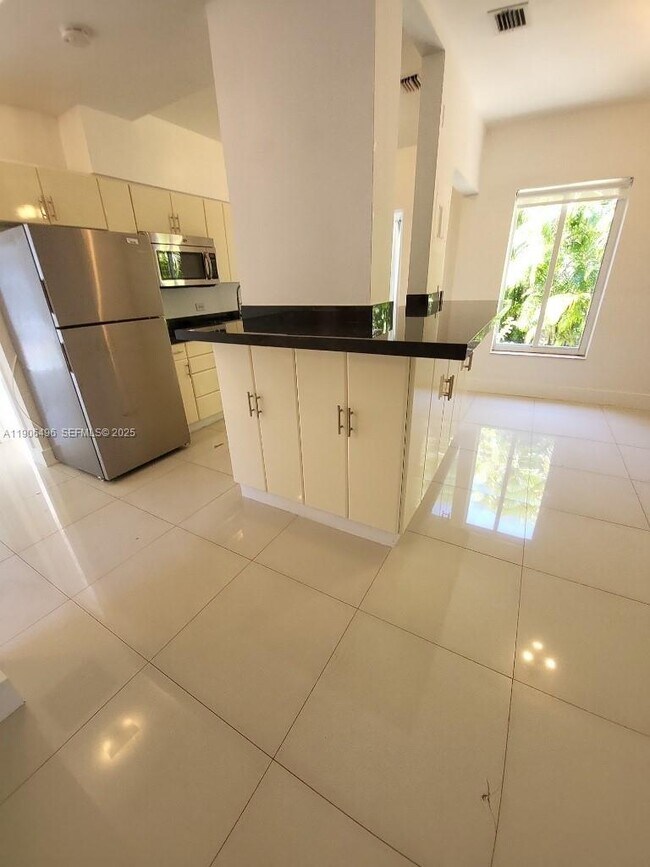 Building Photo - 7707 Hawthorne Ave