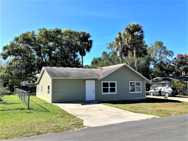 Primary Photo - HUGE 3BR+ Den/1BA Zephyrhills Home, Granit...