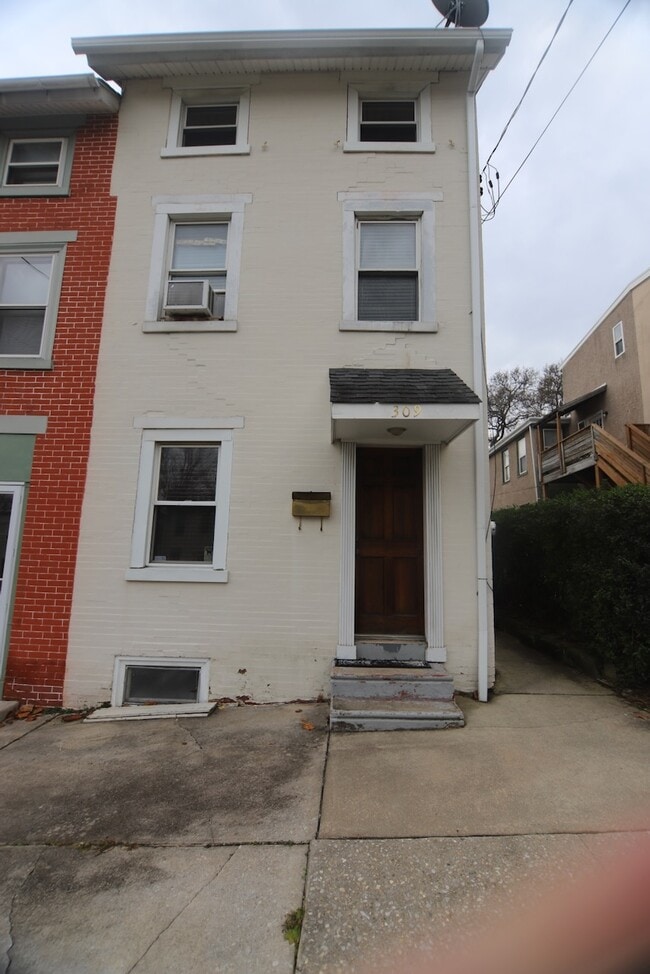 Building Photo - 309 E 6th Ave