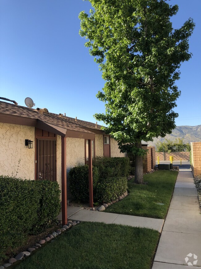 Building Photo - 1217 Vista Serena Ave