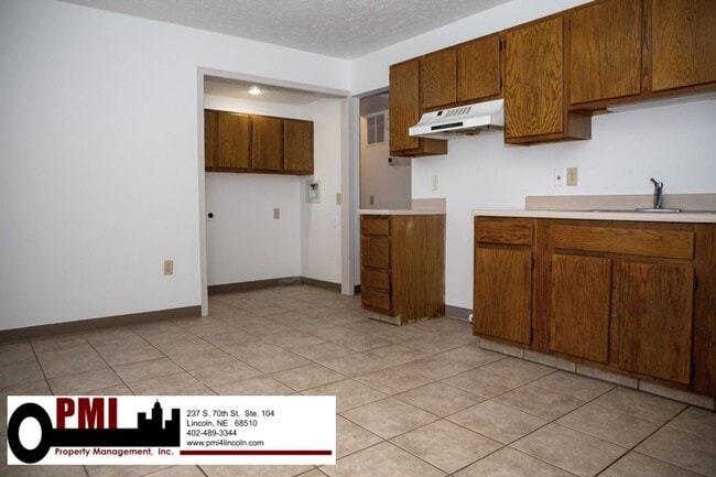 Building Photo - 2 Bedroom and 1 Bathroom Duplex Available ...