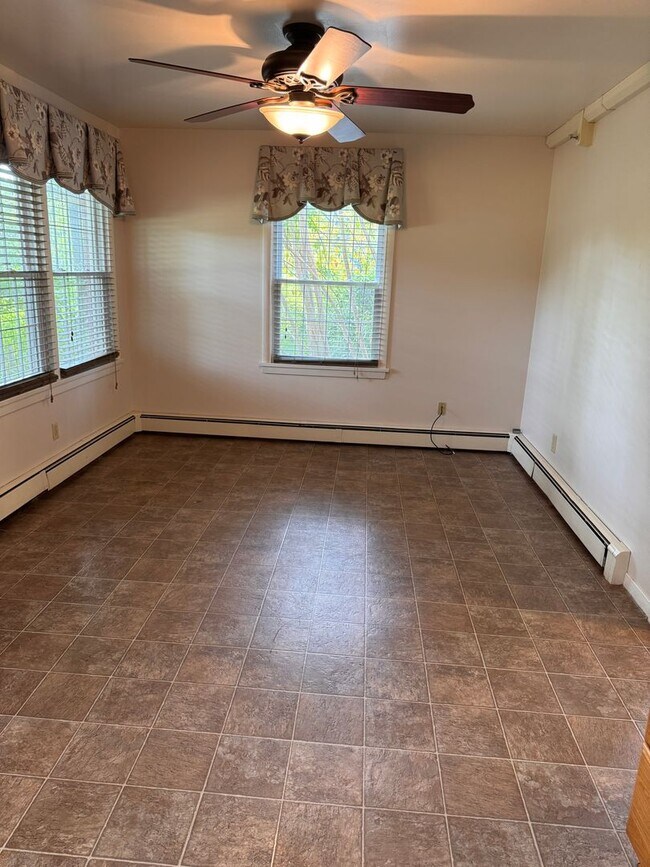 Building Photo - 5 Bedroom || 3 Bathroom Home with All Util...