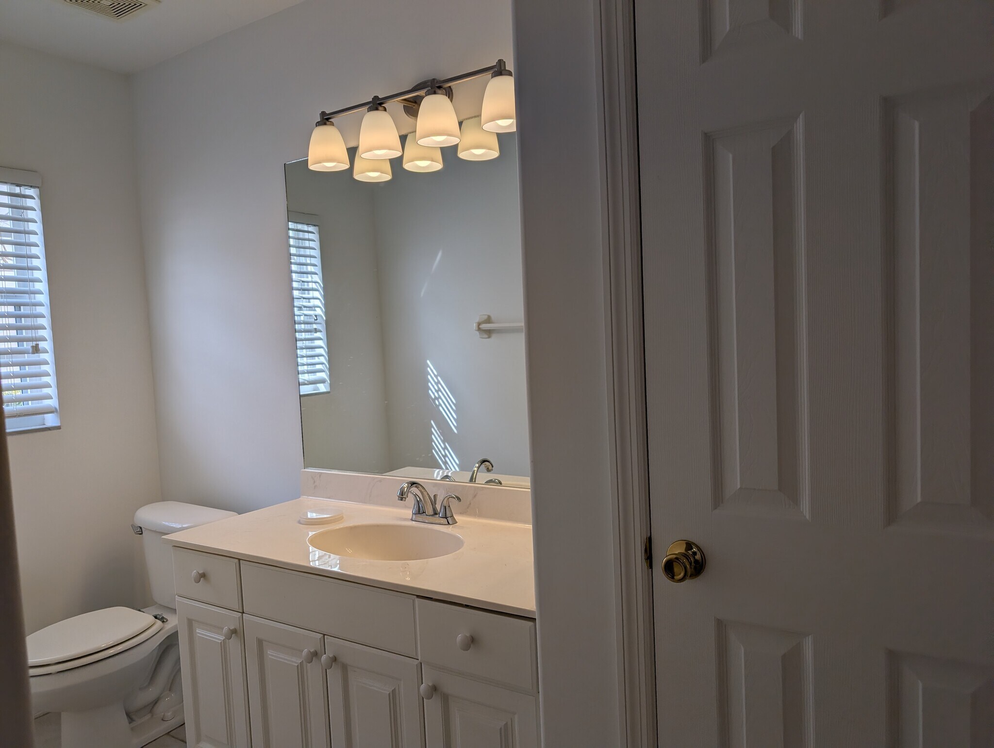 Building Photo - 4202 Central Sarasota Pky