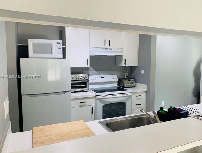 Building Photo - 10450 SW 157th Ct