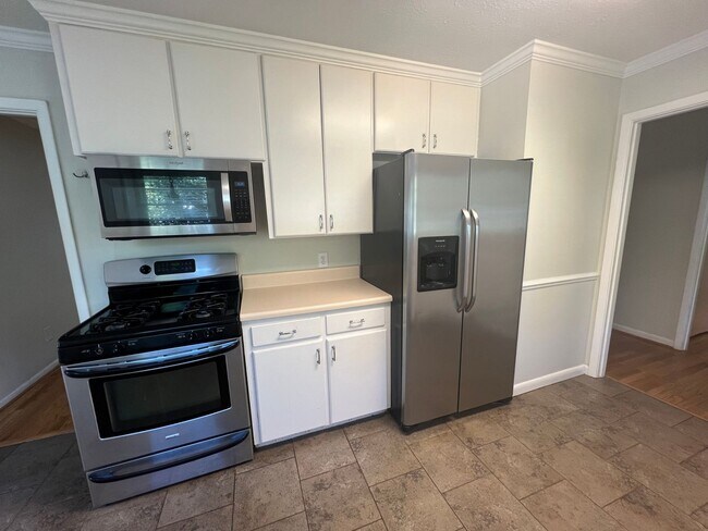 Building Photo - 726 E Magnolia Ave