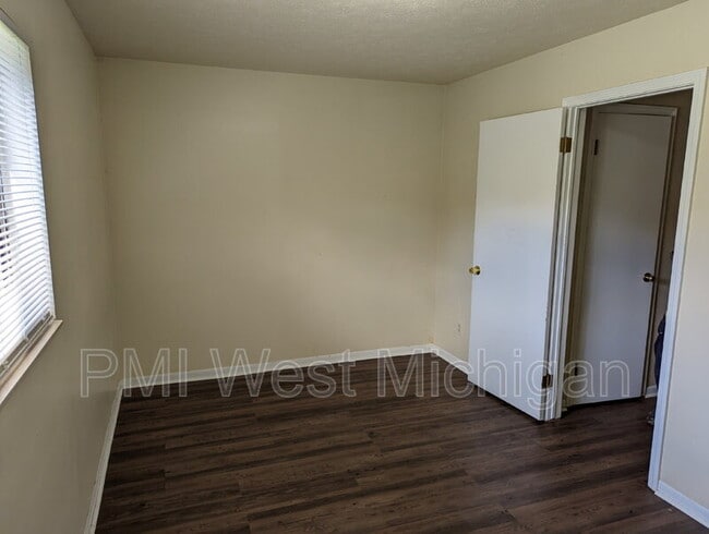 Building Photo - 6054 In the Pines Dr SE