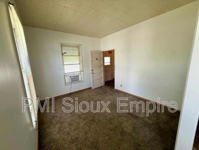 Building Photo - 133 S Summit Ave