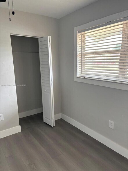 Building Photo - 1141 N 70th Way