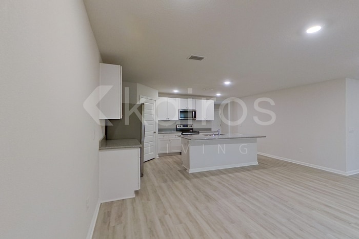 Building Photo - 301 Monarch Ln