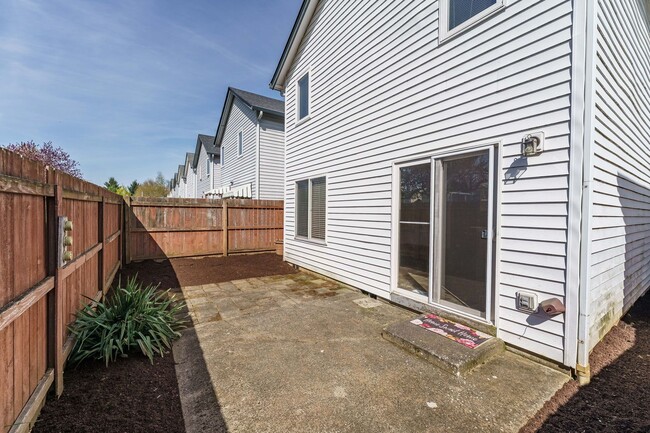 Building Photo - Comfortable 3-Bedroom Townhouse with A/C, ...