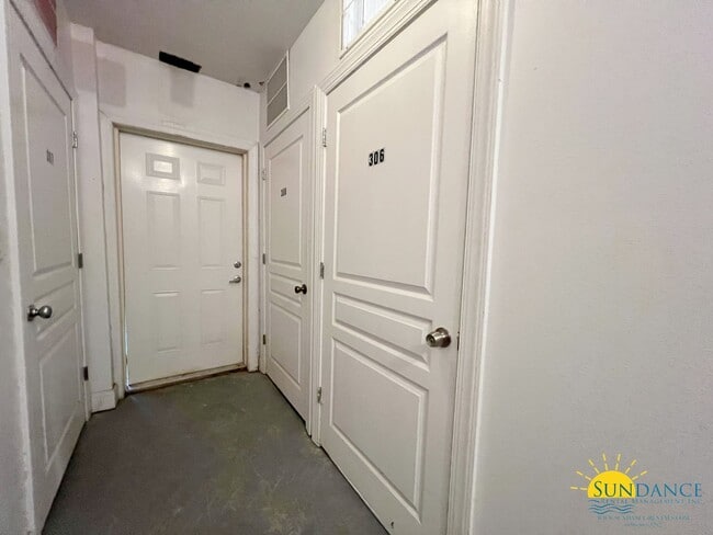 Building Photo - Beautiful Partially Furnished Condo in Downtown Fort Walton Beach!