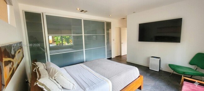 Building Photo - 875 NE 130th St