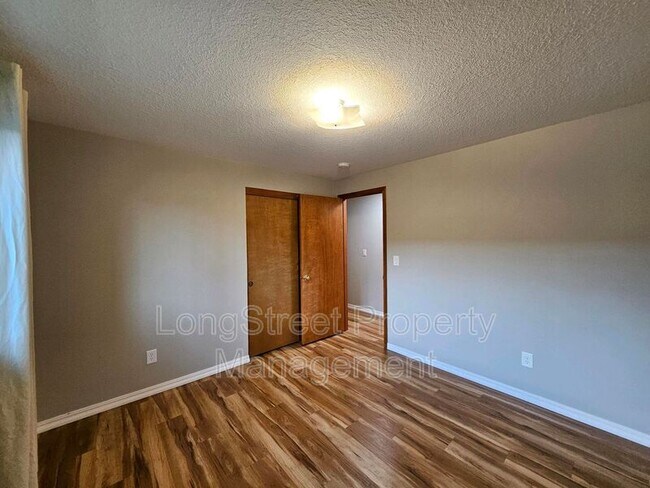 Building Photo - 5030 NE Roselawn St