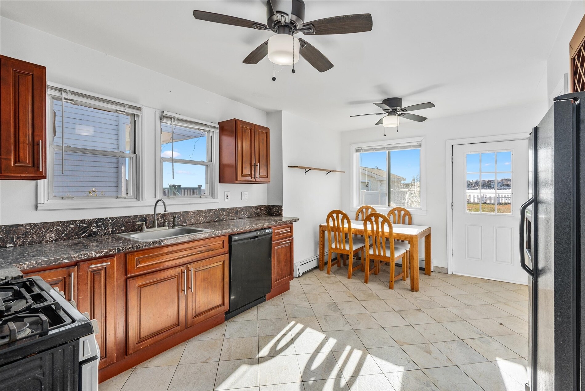 Building Photo - 2 Pirates Cv