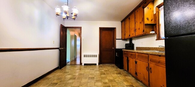 Building Photo - Brick ranch in Southside with large privat...