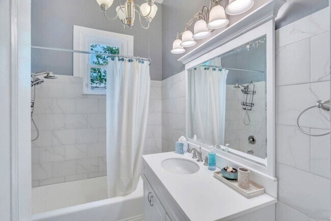 Building Photo - Gorgeous 3BD/2BA Home w/ Off Street Parking, Laundry Room, and Only 1 Block Off St Charles Ave.